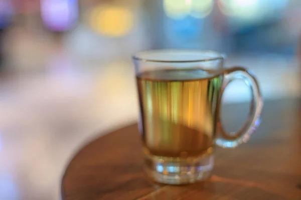 Té caliente en una mesa de madera . — Foto de Stock