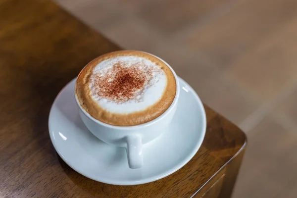 Café quente sobre fundo de madeira, café preto . — Fotografia de Stock