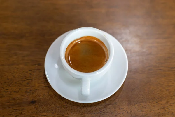 Café caliente sobre fondo de madera, café negro . — Foto de Stock