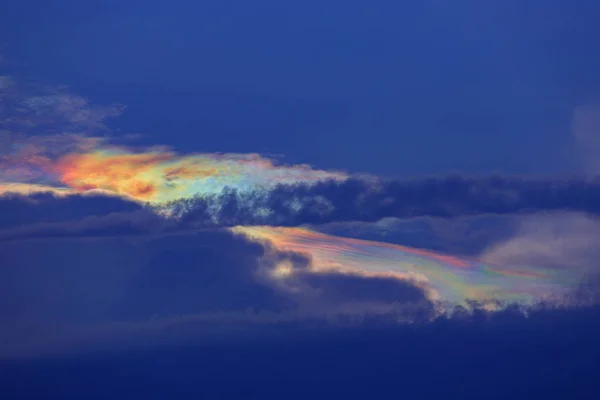 Cielo azul con arco iris y reflejo del sol . —  Fotos de Stock