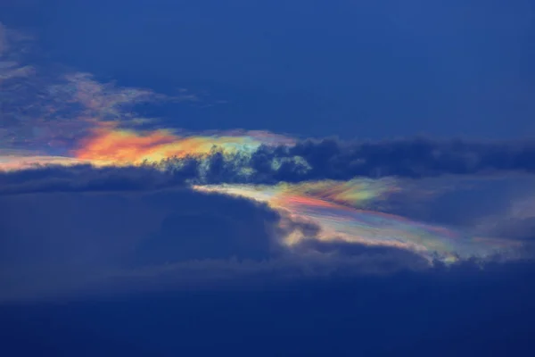 Cielo azul con arco iris y reflejo del sol . —  Fotos de Stock