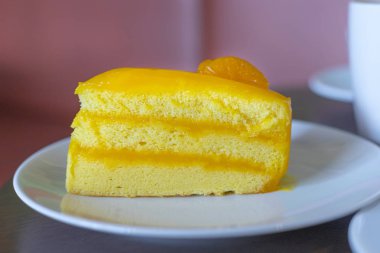 Beyaz çanak üzerine Turuncu Kek.