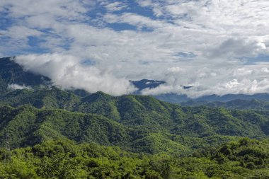 Dağlar, bulutlar sis.
