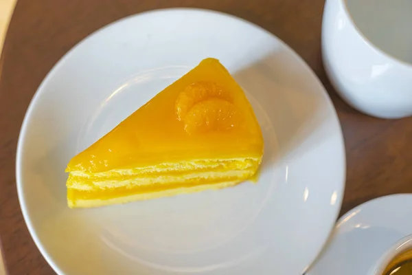 Pastel de naranja en plato blanco . — Foto de Stock