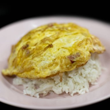 Bir tabakta pirinç ile Omlet.