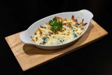 Fırında ıspanak veya peynirli ıspanak.