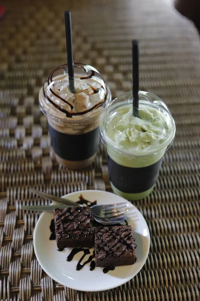 Buzlu kahve, buz ağacı ve çikolatalı kek..