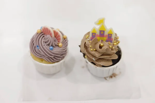 Dos cupcakes sobre un fondo blanco. —  Fotos de Stock