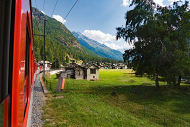 Thun kenti, yeşil tarlalar ve İsviçre 'nin Zermatt kentine giden yol üzerindeki dağlık evler ile Thun Gölü boyunca tren yolculuğu.