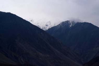 Tepenin arka planda dağ iz ve karlı dağlar ile görüntüleyin. Güzel dağ izi manzara.