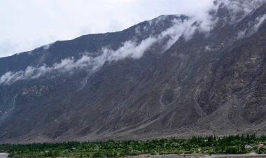 Bulutlar ve dağ orman manzarası. Dağ doğa manzara. Dağ katmanları manzara.
