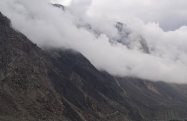 Bulutlu gün dağlar manzara. dağlarda bulutlu hava.