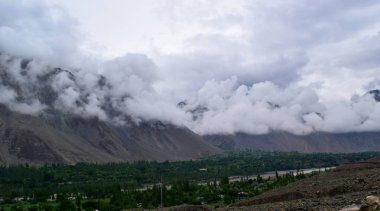 Bulutlar ve dağ orman manzarası. Dağ doğa manzara. Dağ katmanları manzara.