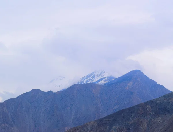 在山上可以看到山的景色 背景是山的小路和雪山 美丽的山小道景观 — 图库照片