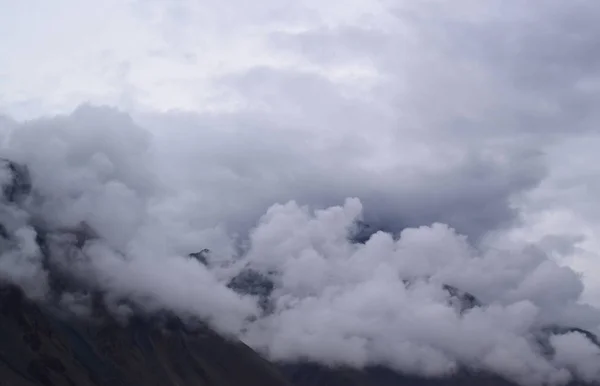 在阴天的山风景 山区多云的天气 — 图库照片