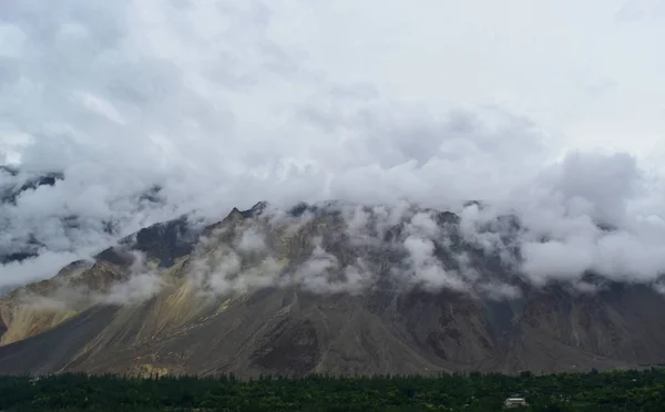 Βουνά Τοπίο Στην Συννεφιασμένη Μέρα Συννεφιά Στα Βουνά — Φωτογραφία Αρχείου