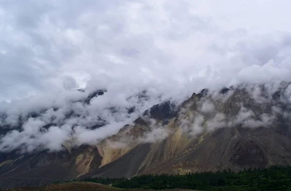 曇りの日の山の風景 山の天気は曇り — ストック写真