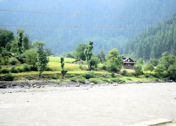 Rive Rivière Avec Petit Village Énormes Montagnes Sauvages Sur Dos — Photo