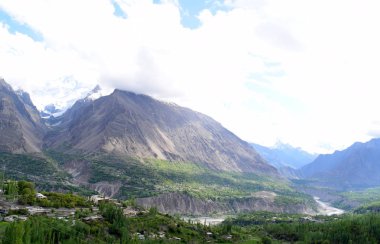 Bulutlar ve dağ orman manzarası. Dağ doğa manzara. Dağ katmanları manzara.