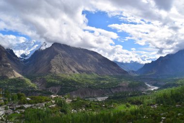 Bulutlar ve dağ orman manzarası. Dağ doğa manzara. Dağ katmanları manzara.