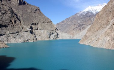 Güzel bir dağ nehir arasında resmini.