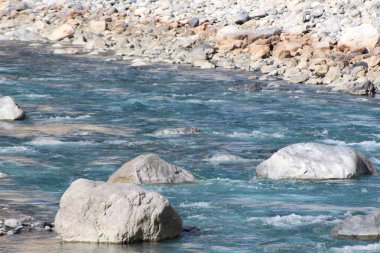 Dağ nehir dere su kayalarda. Kayalar ile açık nehir.