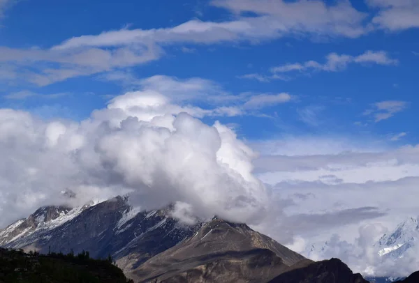 Vista Sulla Collina Con Sentiero Montagna Montagne Innevate Sullo Sfondo — Foto Stock