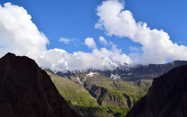 Visa Över Kullen Med Mountain Trail Och Snöiga Berg Bakgrunden — Stockfoto