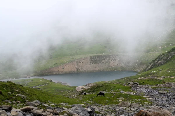 高山湖の反射青い空に照らされたピーク石岩の素晴らしい風景 — ストック写真