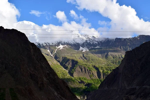 在山上可以看到山的景色 背景是山的小路和雪山 美丽的山小道景观 — 图库照片