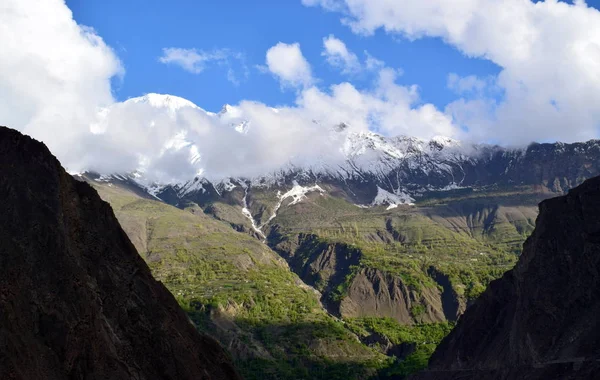 Visa Över Kullen Med Mountain Trail Och Snöiga Berg Bakgrunden — Stockfoto