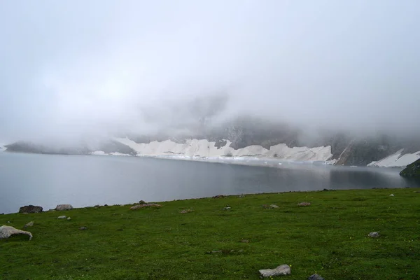 Grand View Lake Snowy Mountains Clouds — Stock Photo, Image