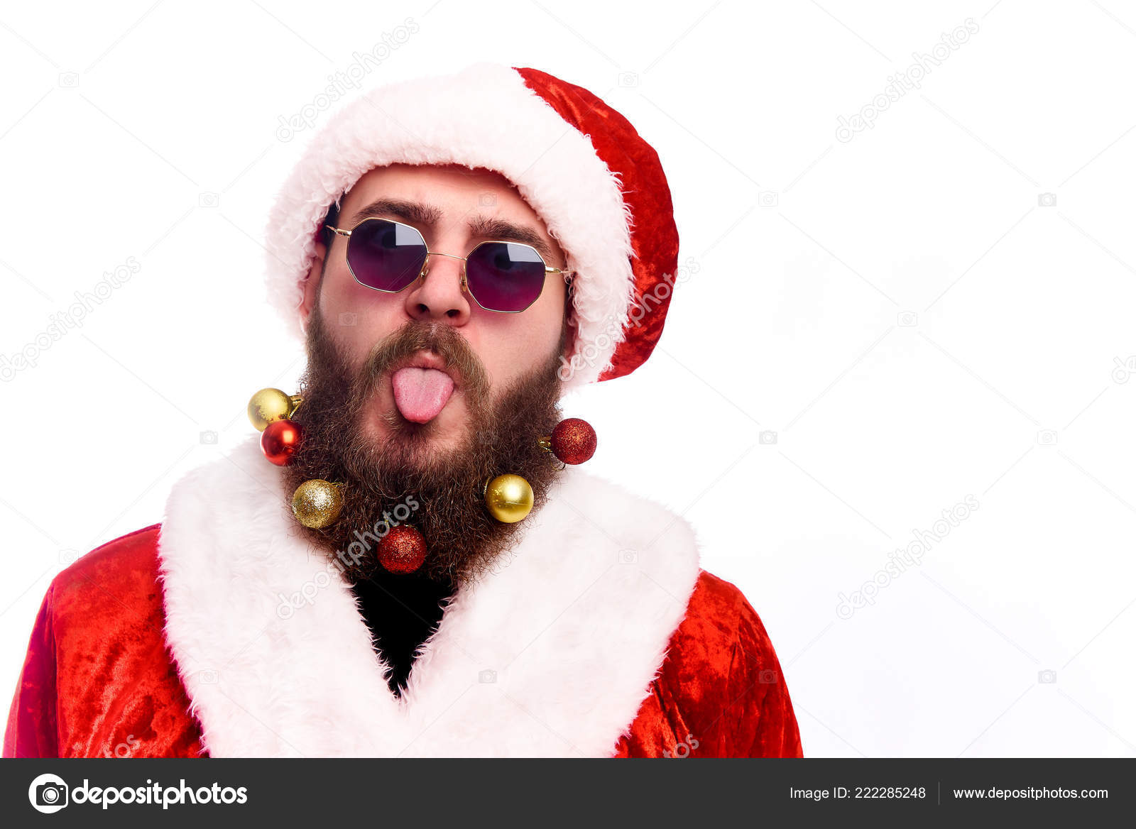 若い男に扮したサンタひげでクリスマスの装飾と白い背景に彼の舌を示しています ストック写真 C Viktorianov44