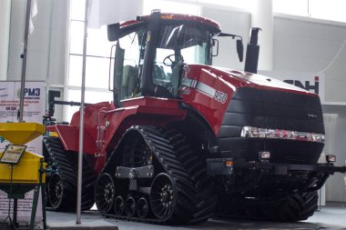 traktör tarım sergisinde sergilenmektedir