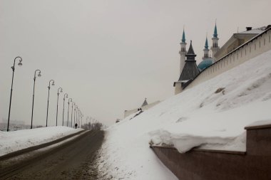 Kazan Kremlin 'in duvarlarında kazan kış şehri manzarası