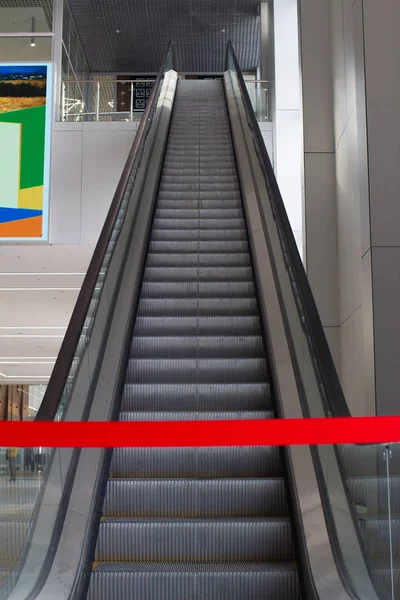 Alışveriş Alışveriş Merkezinde Yürüyen Merdiven — Stok fotoğraf