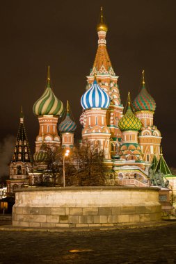 kışın kırmızı meydanda gece görünümü Moskova, Rusya