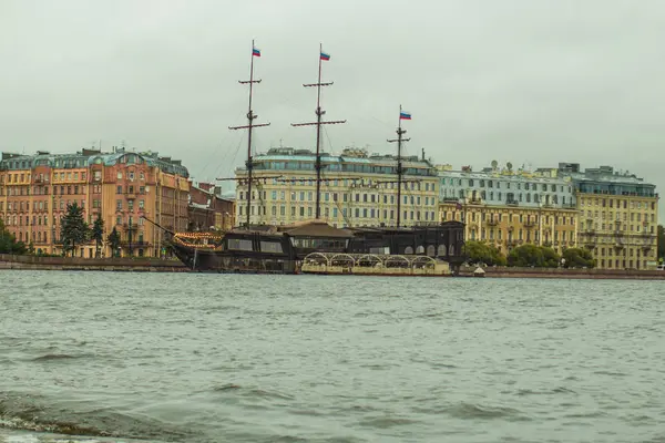 Una Vecchia Nave Sulle Rive Della Neva — Foto Stock