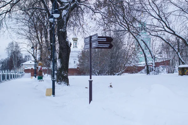 Зимний Городской Пейзаж Указатель Направления Старая Улица — стоковое фото