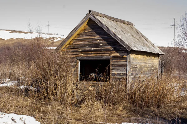 Παλιό Εγκαταλελειμμένο Ξύλινο Σπίτι Άνοιξη — Φωτογραφία Αρχείου