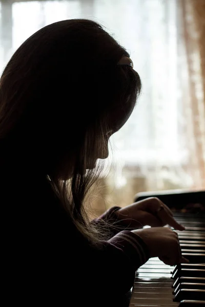 Silhouette Girl Playing Piano — Stock Photo, Image