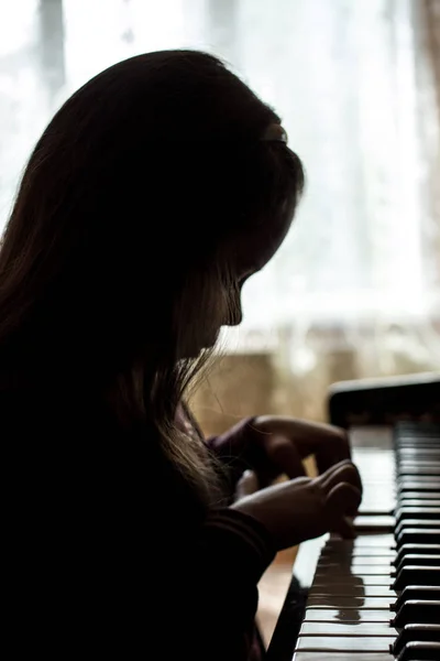 Silhouette Girl Playing Piano — Stock Photo, Image