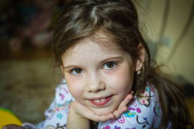 Küçük bir kızın portresi.