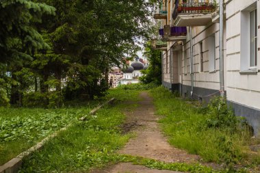 Kilise kubbeleri bakan eski evin avlusunda