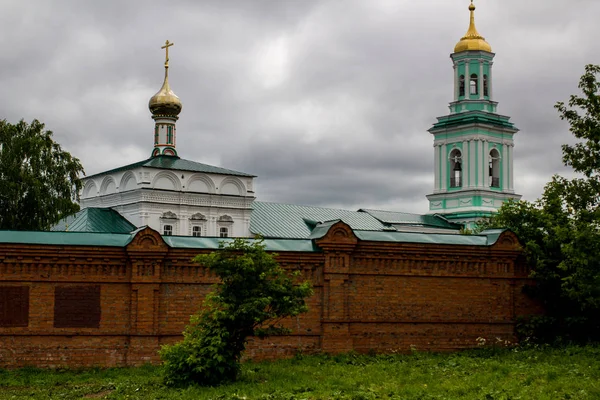 Ortodoxní Ženský Klášter Proměňování Létě Oblačném Počasí Těžkými Mraky — Stock fotografie