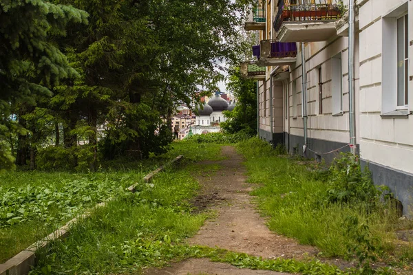 Kilise kubbeleri bakan eski evin avlusunda