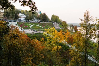 Yaz aylarında şehir park görünümü güzel çiçek yatak
