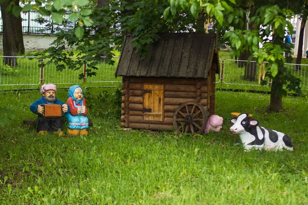 Rzeźby Dziadków Krów Ogrodzie Letnim Pobliżu Drewnianego Domu — Zdjęcie stockowe