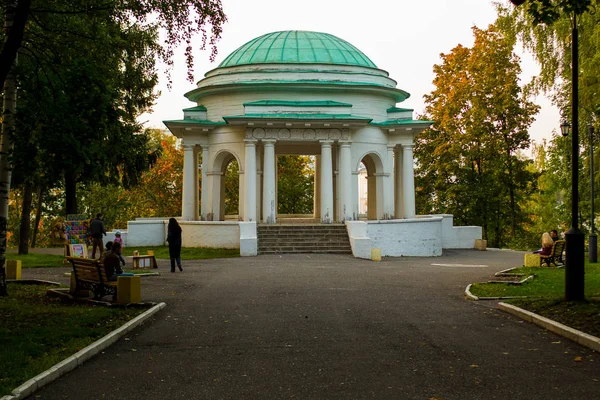 Stará Dřevěná Rotunda Letním Parku — Stock fotografie