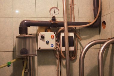 küçük bir süt çiftliğinde mühendislik cihazlarını yönetme